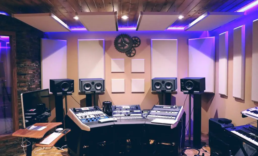 Image of a well organized home recording studio with a complete set of equipment. Source: pixabay
