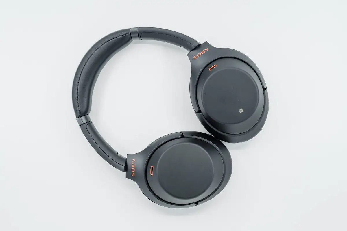 Image of sony headphones on a white backdrop claudio schwarz unsplash