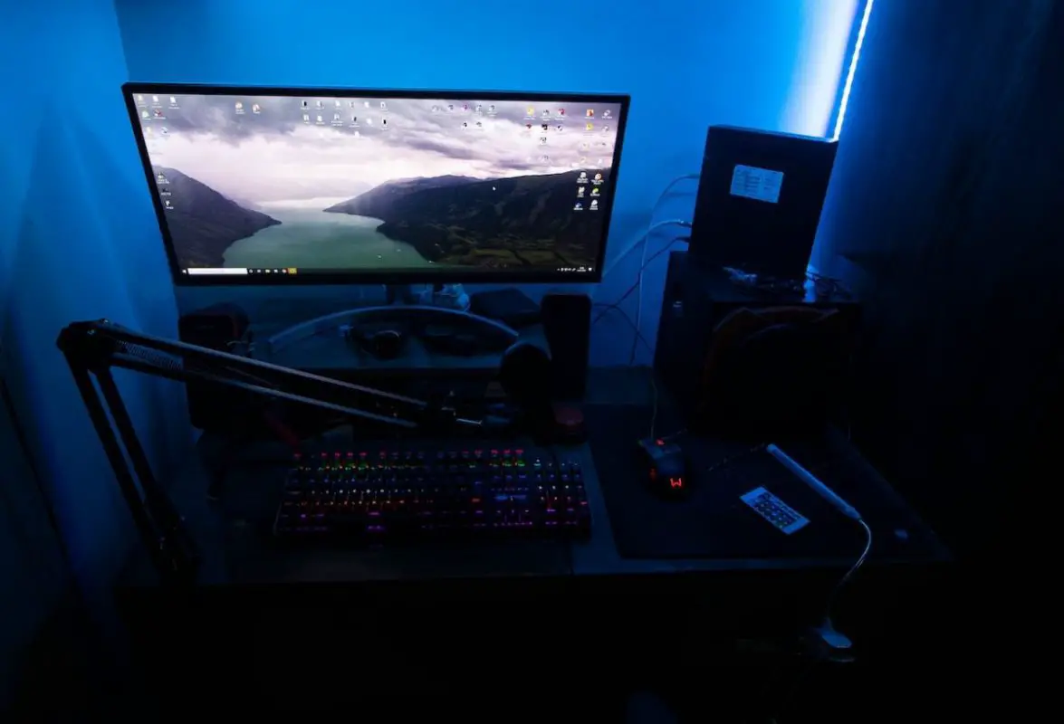 Image of a studio with a single monitor only. Source: maur cio mascaro, pexels