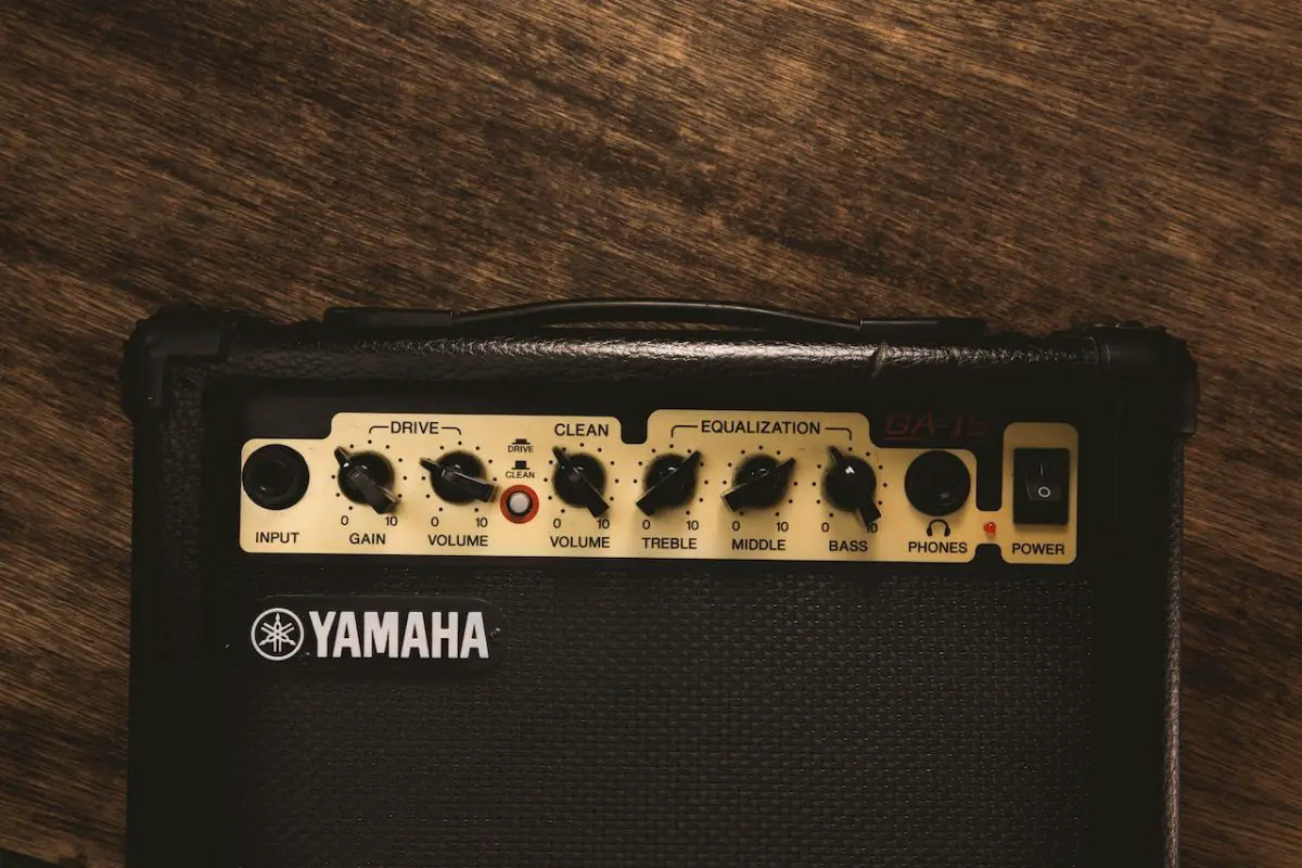 Image of a yamaha black guitar amplifier. Source: pexels