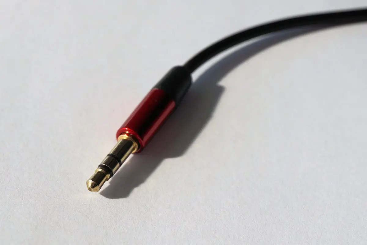 Image of a red and black headphone plug. Source: pixabay