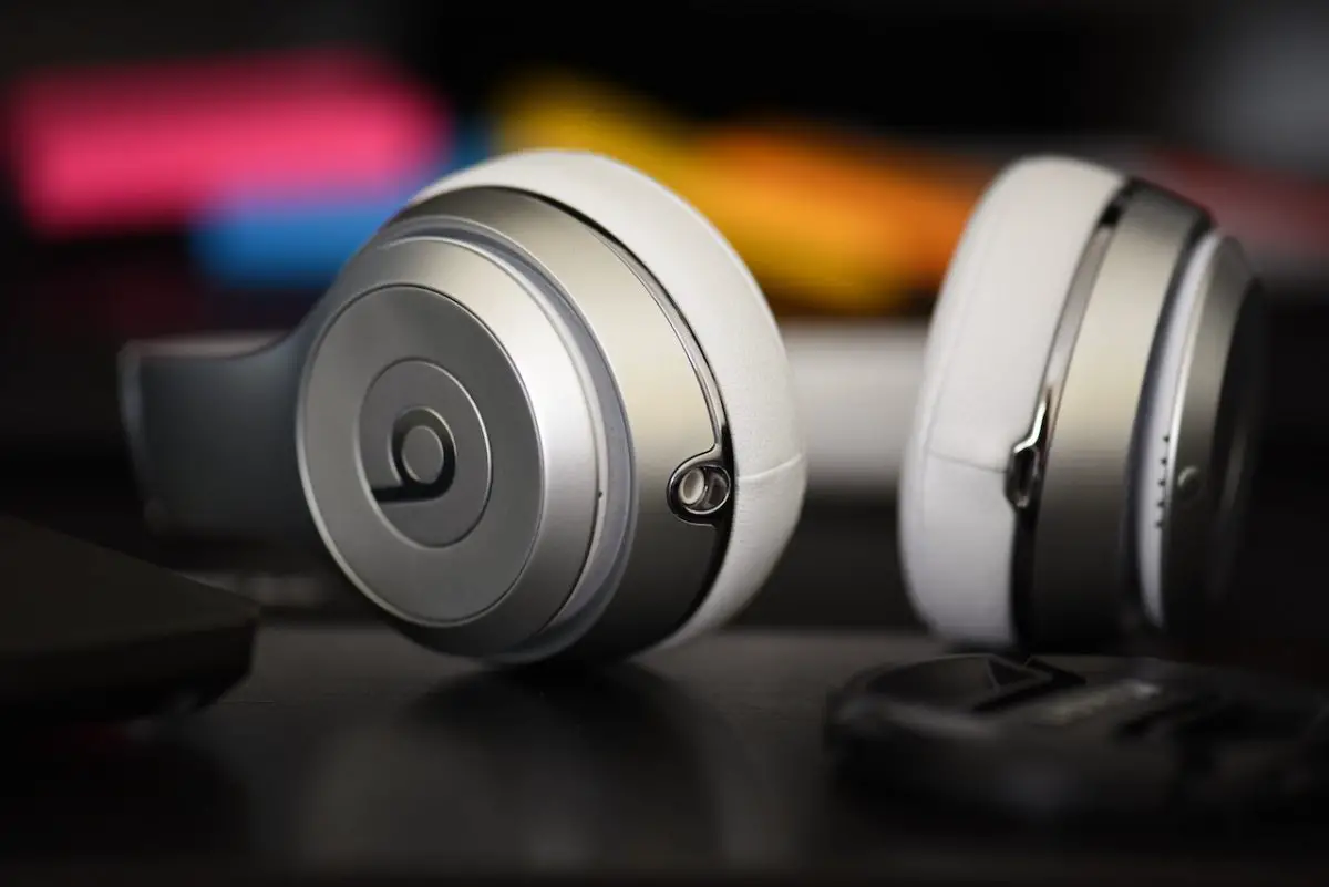 Image of a wireless black and silver headphones. Source: parag deshmukh, pexels