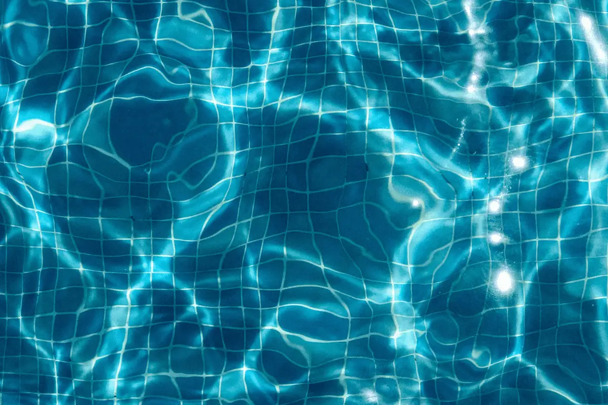 Image of a distorted view of the pools floor. Source: pexels