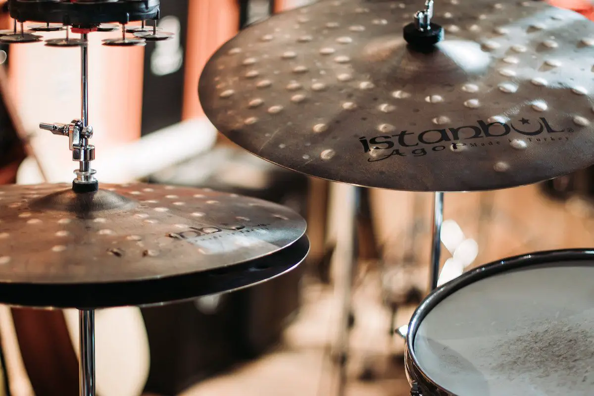 Image of a pair of cymbals source pexels