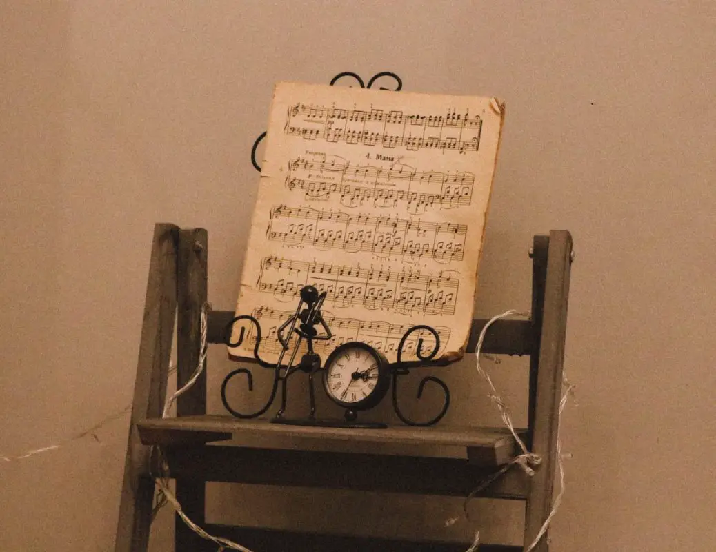 Image of a vintage musical notes a figurine and a clock. Source: pexels