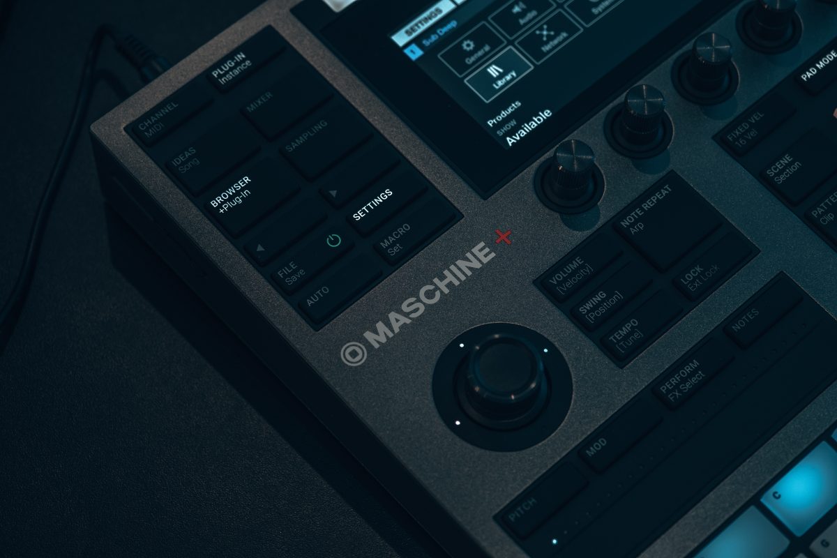 Image of a native instruments maschine plus device in a dark room. Source: unsplash