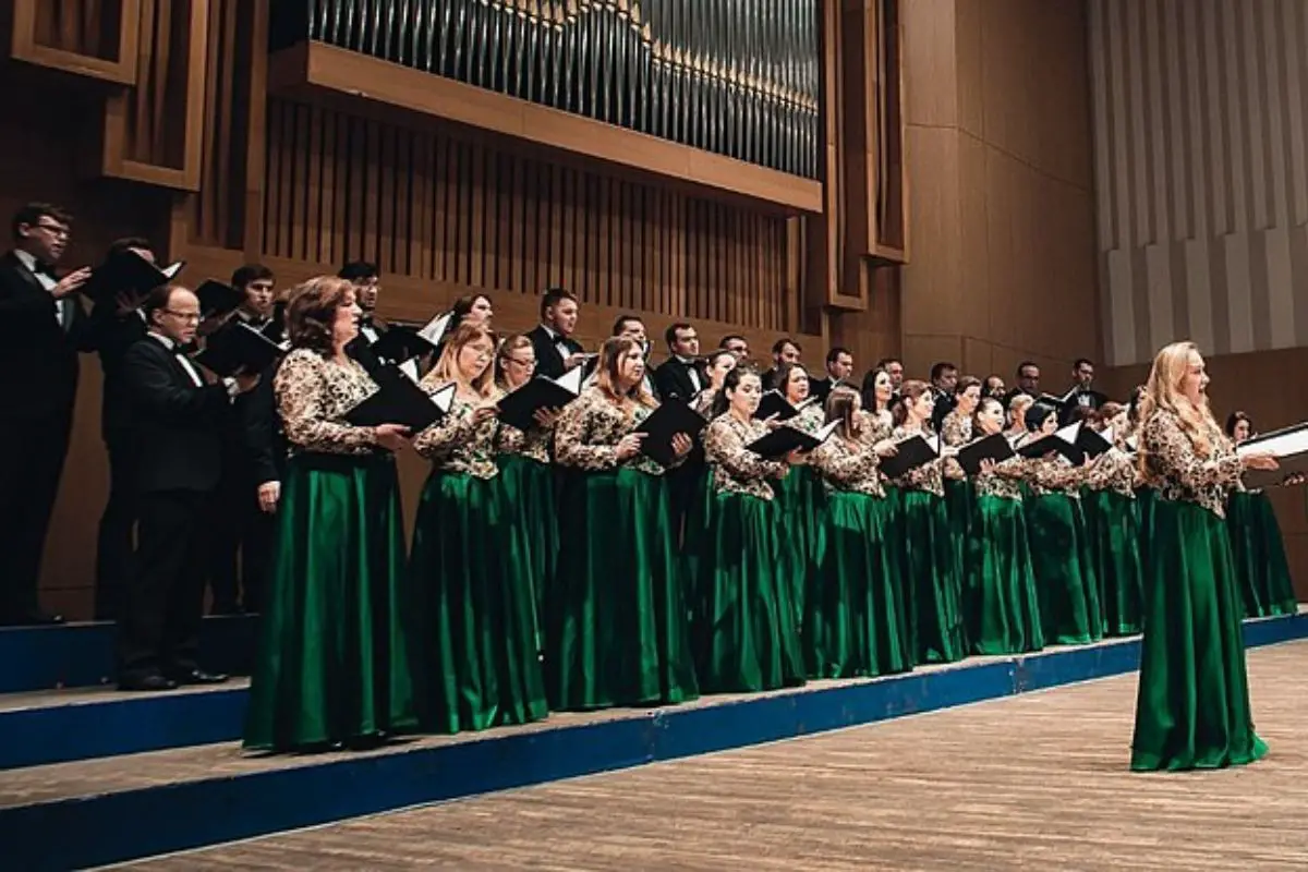 Image of academic bolshoi choir singing chorale music.