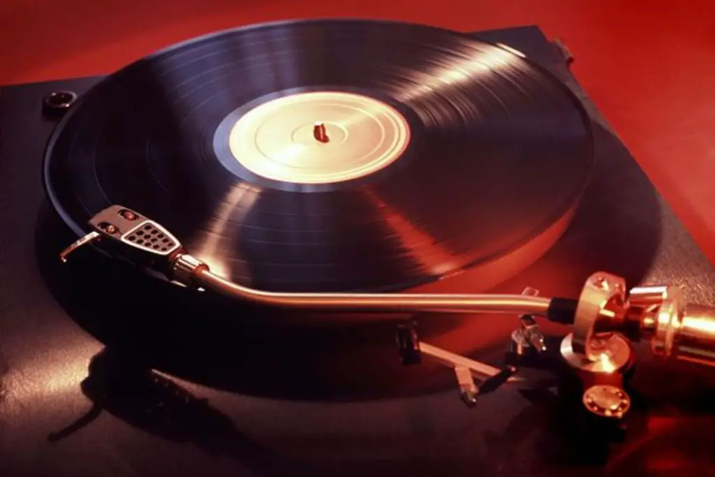 Image of a vinyl player 1