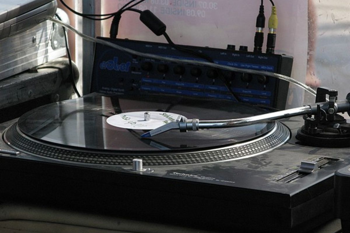 Image of a vinyl turntable.