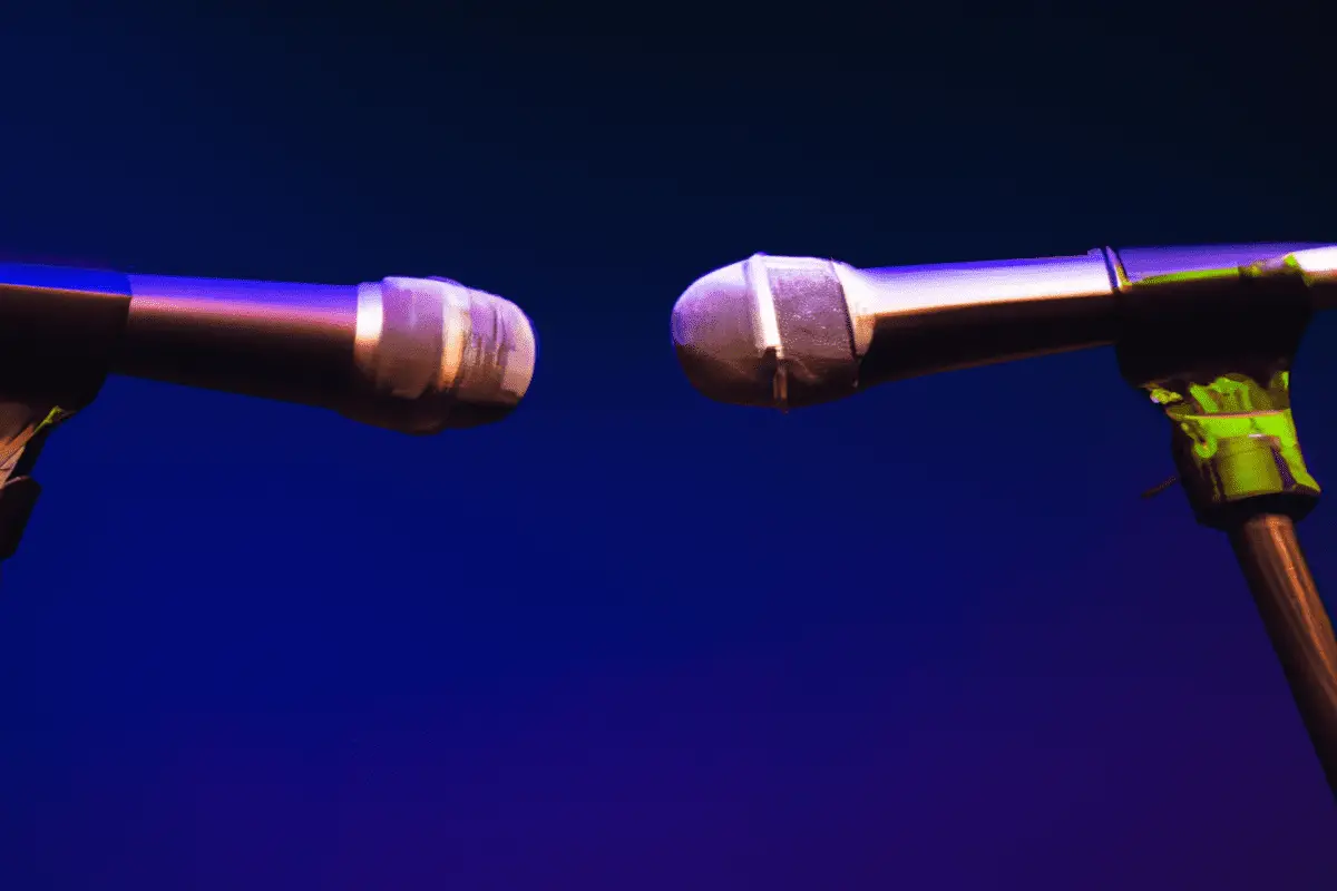 Image of an x/y microphone setup with two microphones facing each other at a 90 degree angle
