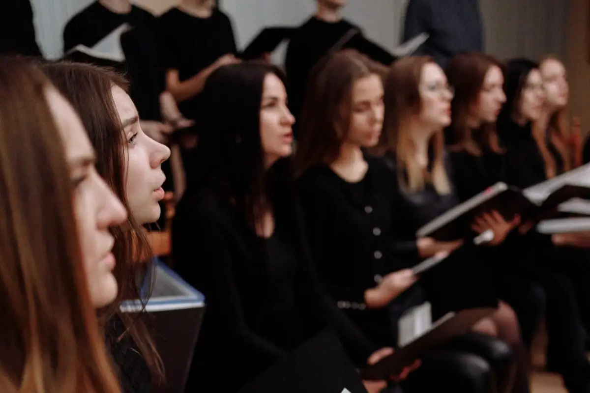 Image of female altos singing in a choral. Source: pexels