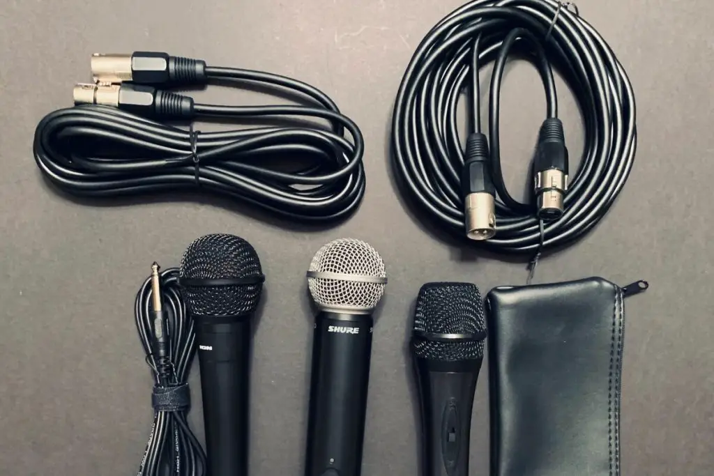 Image of two xlr connectors and microphones. Source: unsplash