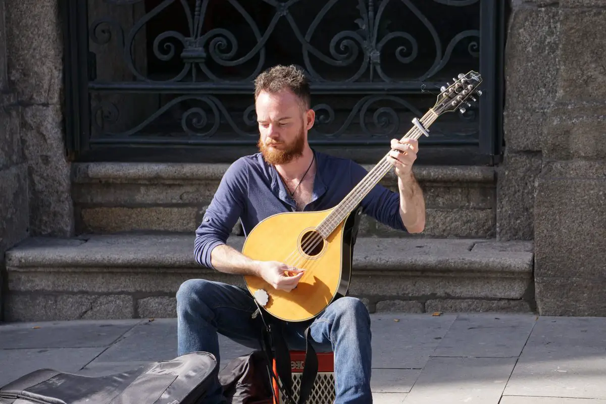 Image of a man playing the lute.