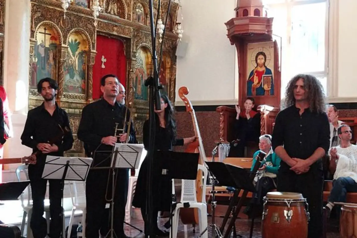 Image of a multi faceted ensemble specialized in early music.