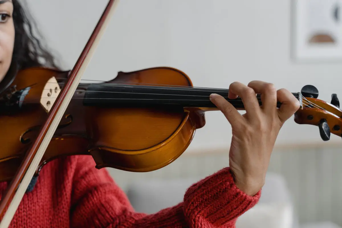 Image of a woman playing the violin.