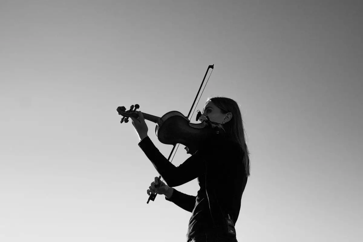 Image of a woman playing the violin.