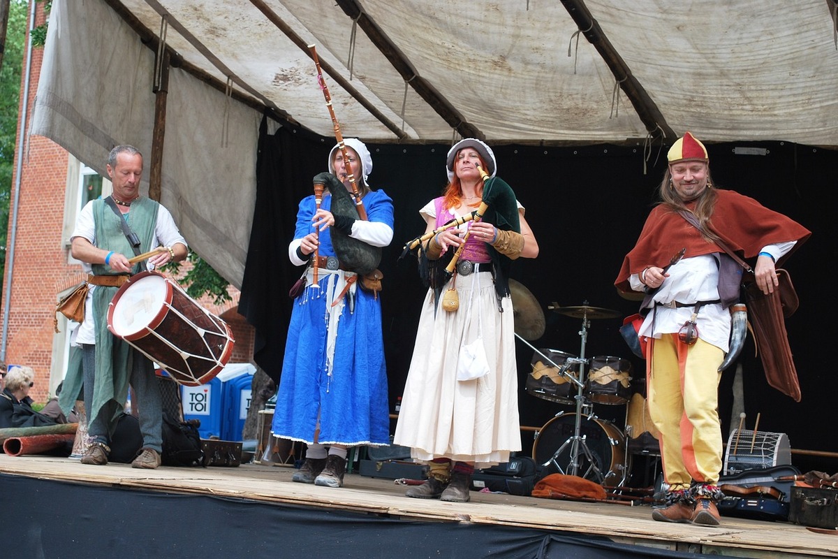 Image of a band playing music from the medieval period. Source: pixabay