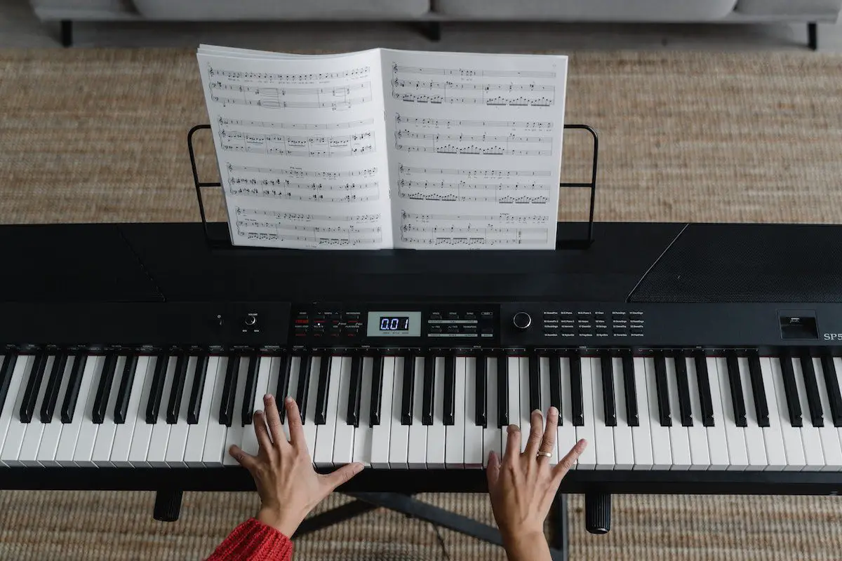Image of a musician playing an organ keyboard. Source: pexels