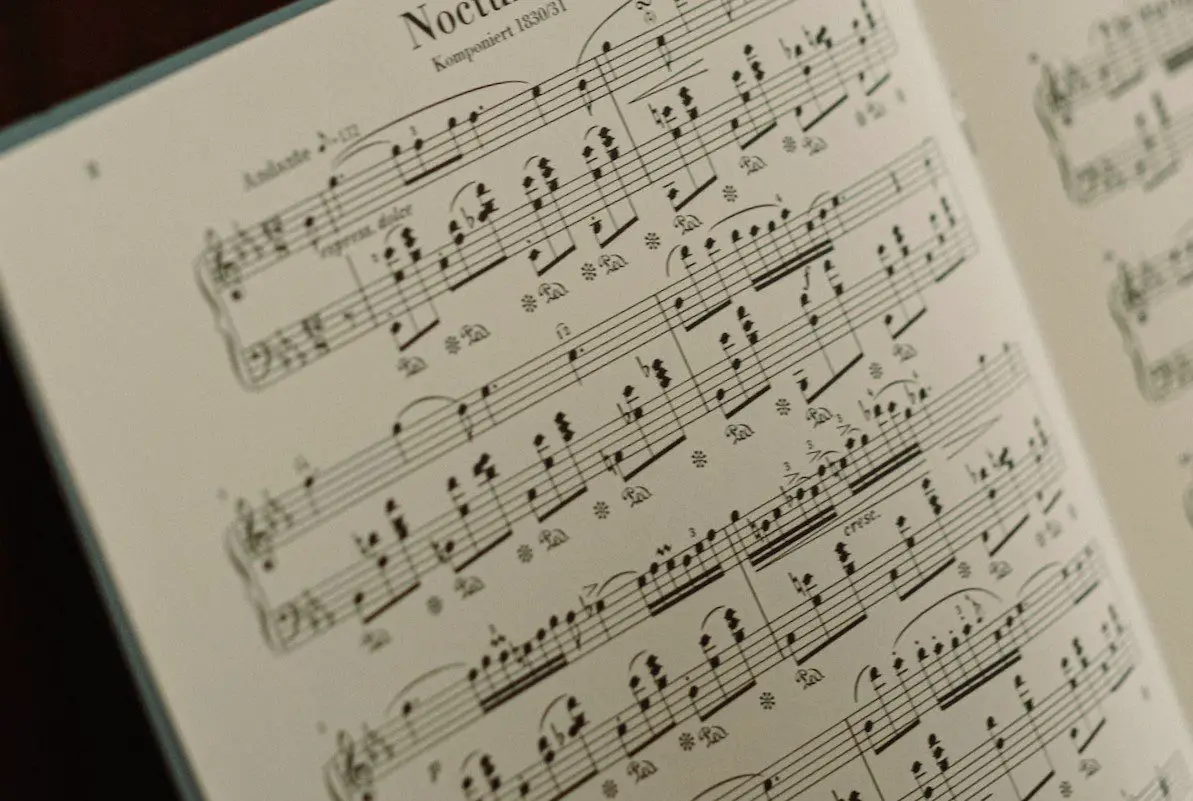 Image of sheet music with legato marking. Source: pexels