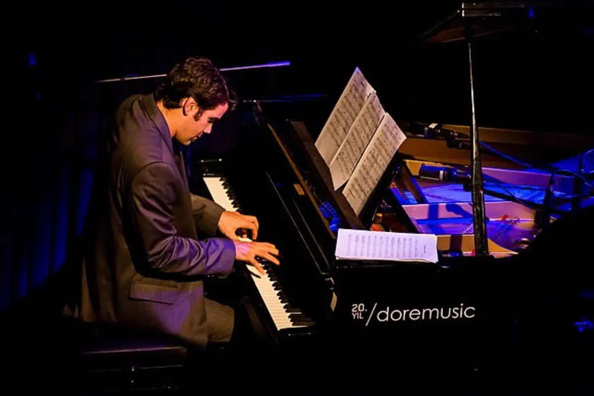 Image of a male pianist playing the piano.