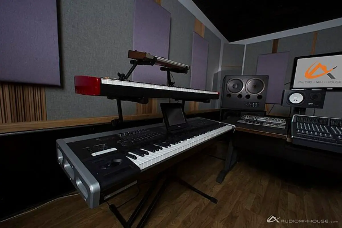 Image of a piano and other audio devices in an audio room.