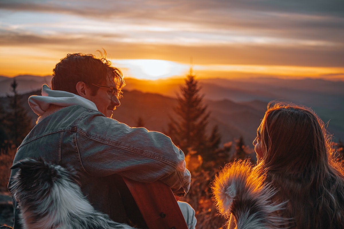 Image of a man serenading a woman. Source: pexels