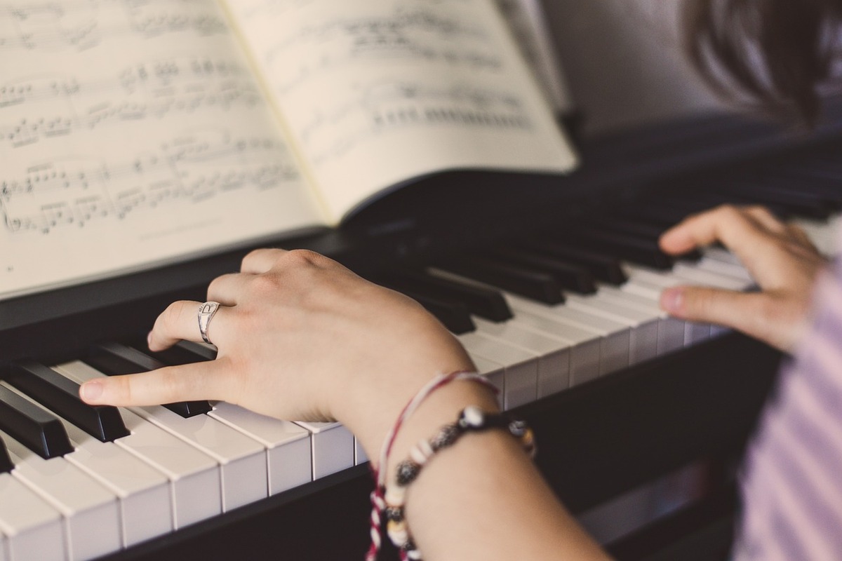 Image of a pianist playing the piano. Source: pixabay